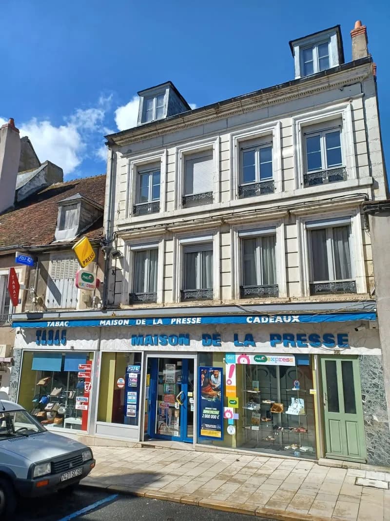 Emplacement incontournable dans la rue commerçante - Photo 1