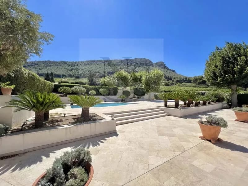 CASSIS / CHÂTEAU VITICOLE AVEC ENSEMBLE IMMOBILIER - Photo 1