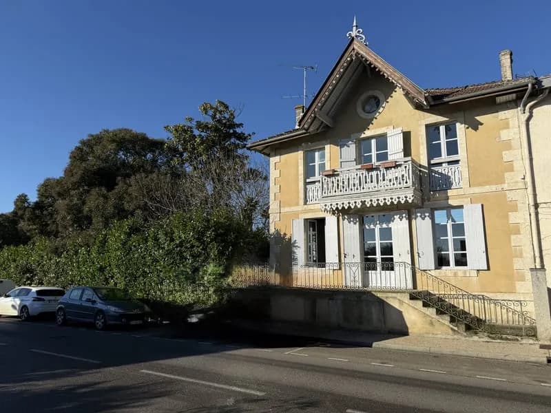 Ensemble immobilier composé de deux maisons, situé au coeur d'un bourg doté de commerces et services. - Photo 1