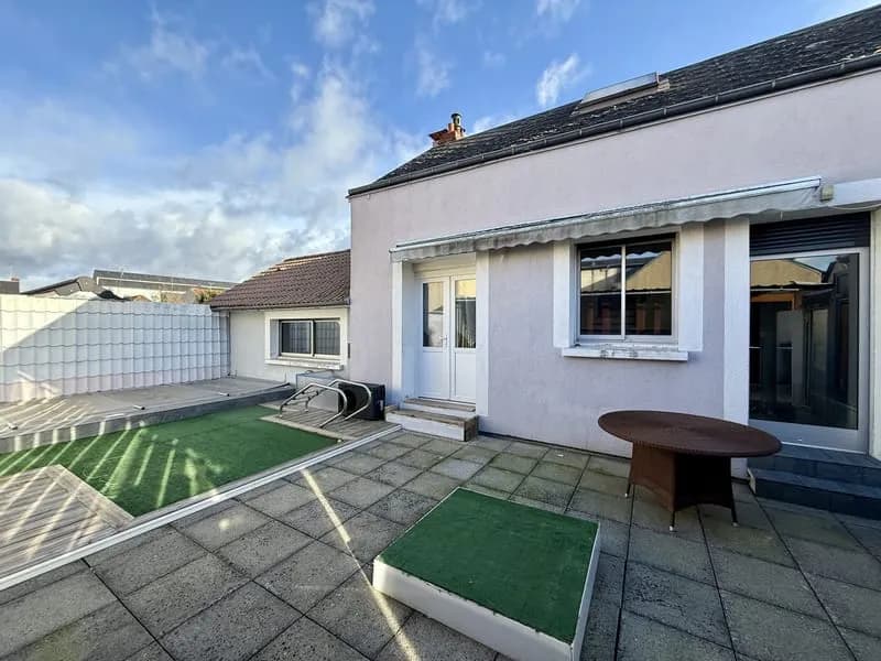 Immeuble composé de 2 appartements + local commercial avec piscine sur un terrain de 136 m2 - Photo 1