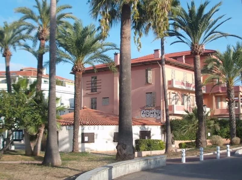 VEND ENSEMBLE IMMOBILIER - ANTIBES (06 600) EMPLACEMENT EXCEPTIONNEL - Photo 1
