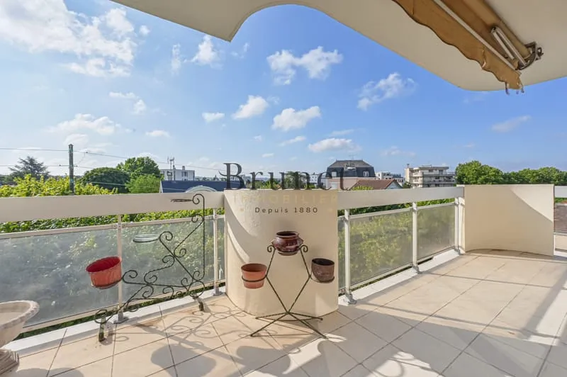 LE PARC SAINT MAUR - IMMEUBLE PIERRE DE TAILLE EN ETAGE - Photo 1