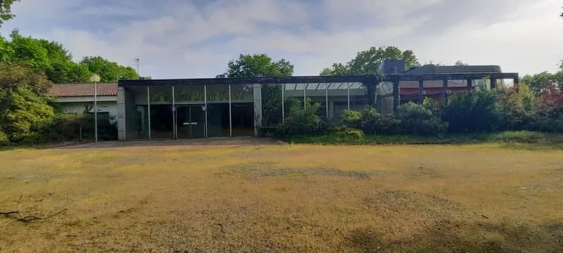 Domaine hôtelier rare entre La Rochelle et Niort, foncier exceptionnel avec parc arboré - Photo 1