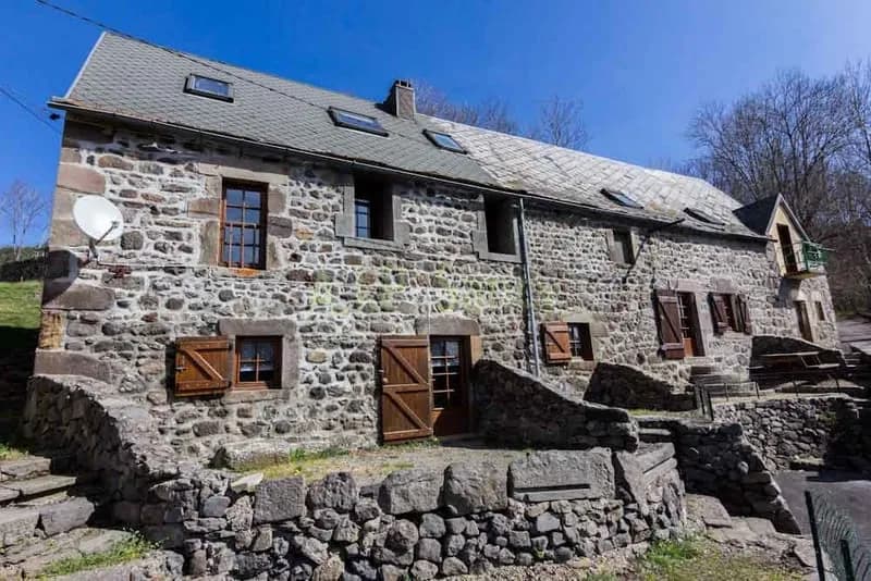 Située sur les hauteurs du Lac Chambon, maison d'habitation 5 appartements. - Photo 1