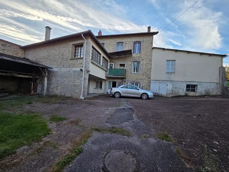 Immeuble de 300 m2 avec bar-restaurant et appartement, dépendances et terrain de 1 398 m2. - Photo 1