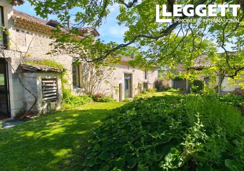 Bel ensemble immobilier de 20ha avec deux maisons, un gite, dépendances , préau . - Photo 1