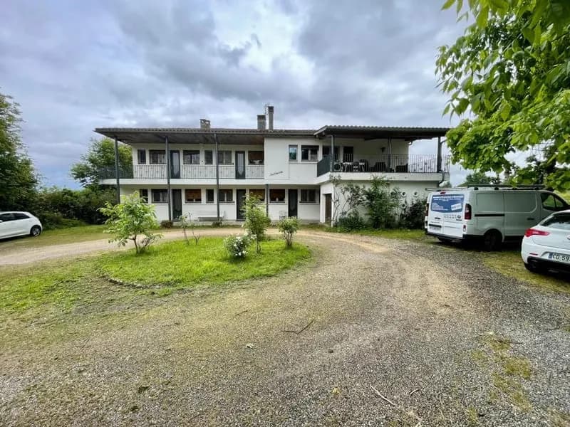 Maison de 253m2 divisée en 6 appartements à Cazaubon - Photo 1