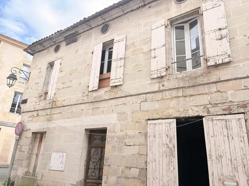 CENTRE-VILLE DE BLAYE ENSEMBLE IMMOBILIER DE 223 M2 HABITABLES, DEPENDANCES, GARAGE ET JARDIN - Photo 1