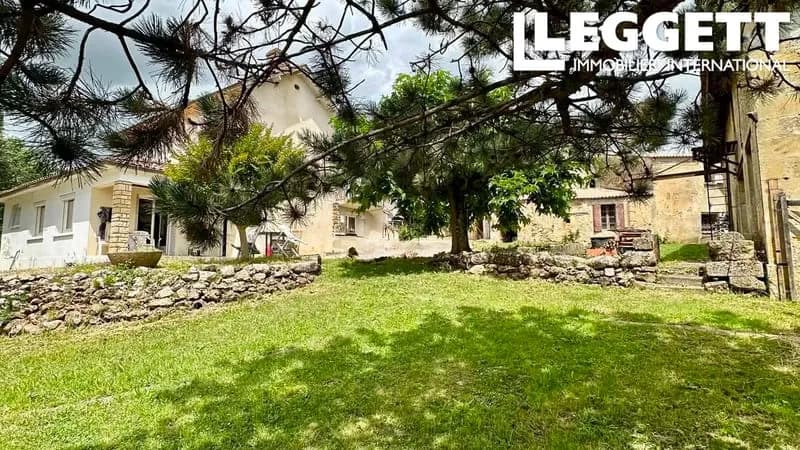 Ensemble immobilier en pierre de 237 m² avec 2 logements indépendants et nombreuses dépendances en Dordogne - Photo 1
