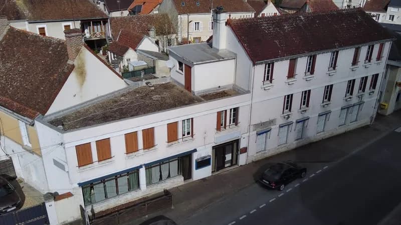 Ensemble immobilier avec ancien hôtel-restaurant et appartement indépendant au coeur de Chabris - Photo 1