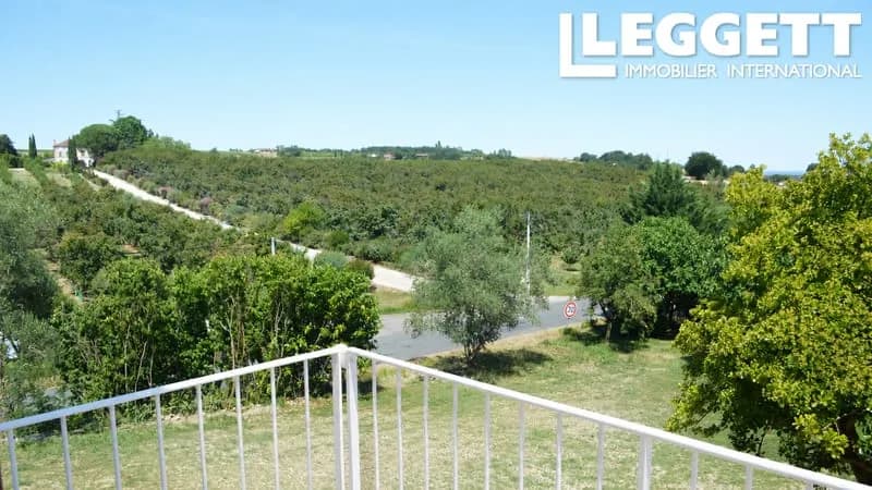 Dans un bourg tranquille, ensemble immobilier de deux maisons en pierre entièrement rénovées avec goût. - Photo 1