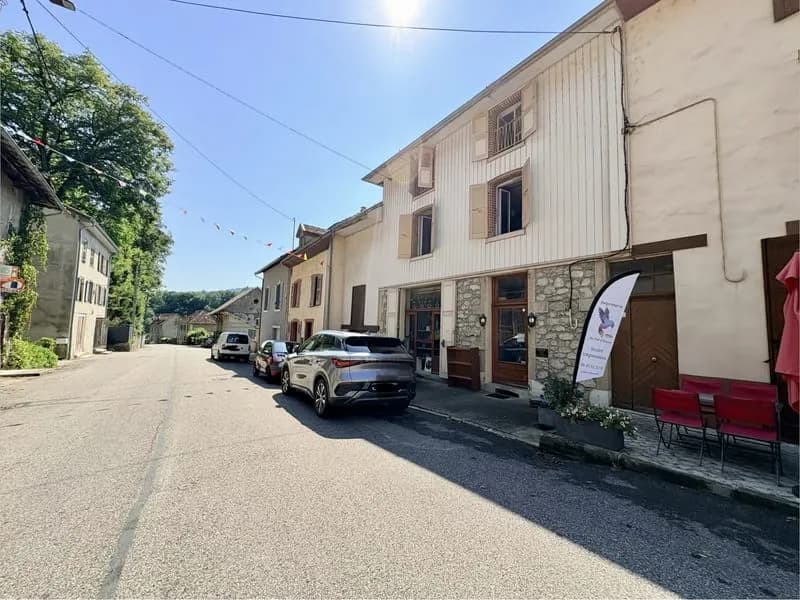 Ensemble immobilier au coeur du village de Saint Geoire en Valdaine - Photo 1