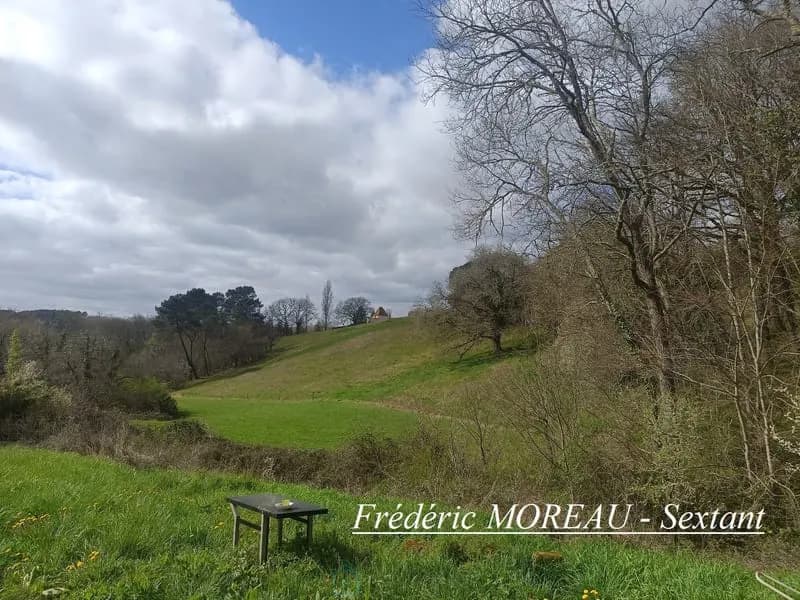 Ensemble immobilier à rénover intégralement au milieu de la nature. - Photo 1