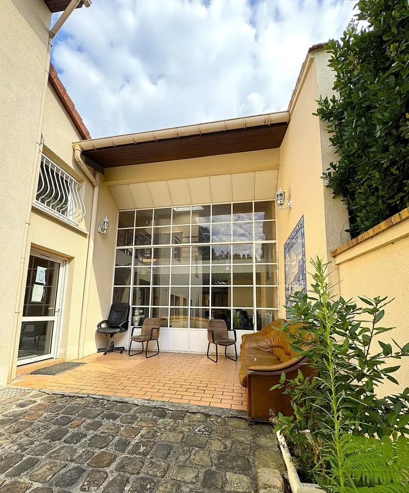 Immeuble de 9 bureaux, potentiel 4500 € par mois, situé idéalement face à la Mairie d'Aulnay-sous-Bois et proc - Photo 1