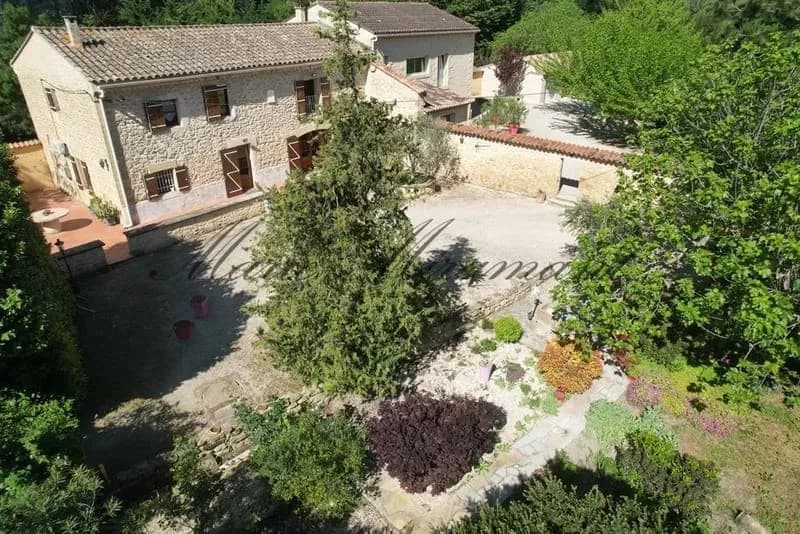 Près d'Avignon, bel ensemble immobilier avec dépendance - Photo 1