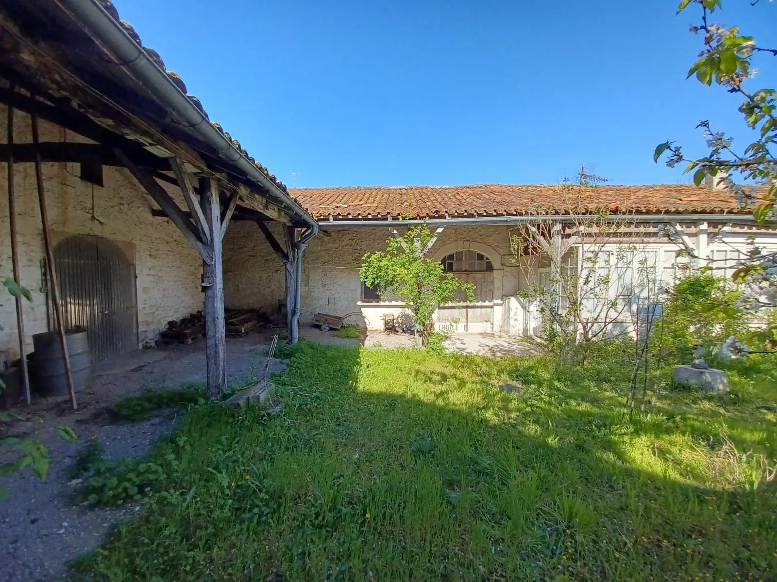 Ensemble de bâtiments en pierres avec jardin - Photo 1