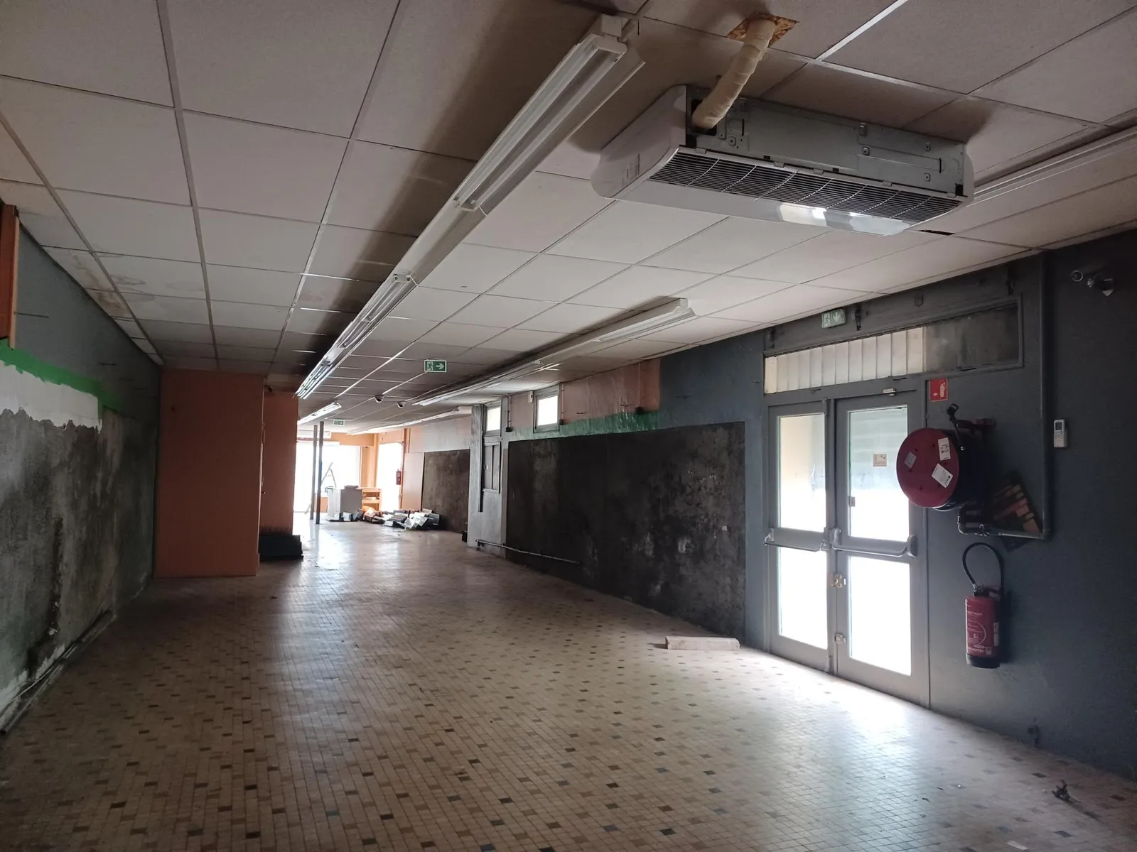 Immeuble centre-bourg avec commerce et logements - Photo 1