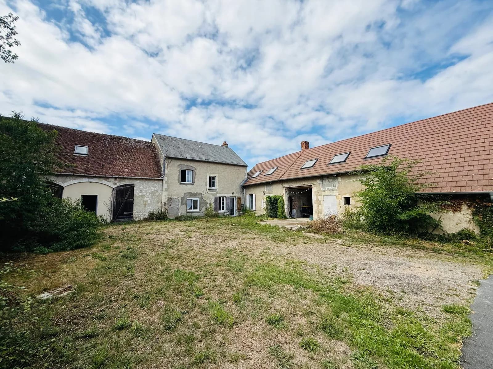 Ensemble immobilier 500m2 au sol possibilité 4 logements sur 2088m2 de terrain - Photo 1