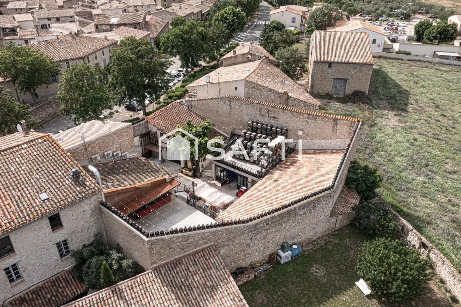 Ensemble Immobilier à Lagrasse, appartements, murs commerciaux et locaux. - Photo 1