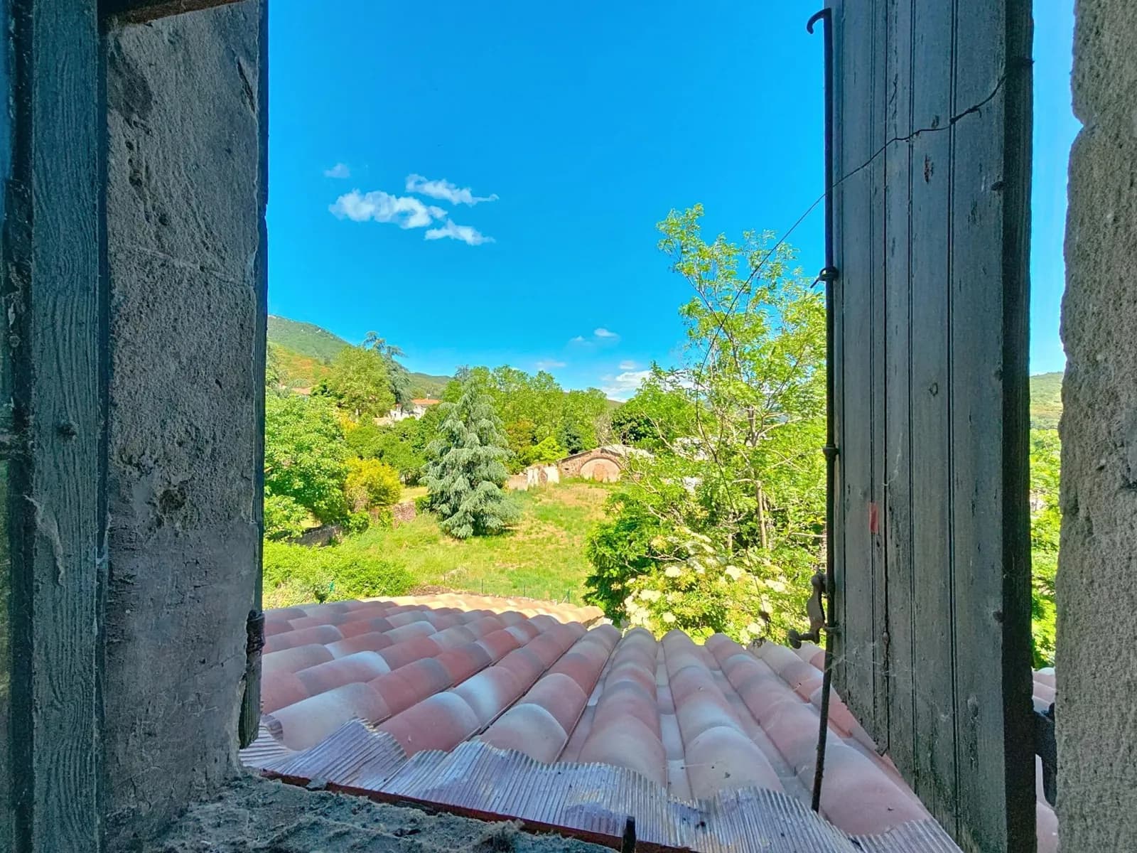Le Bousquet d'Orb - Ensemble immobilier de 235 m² à rénover avec extérieur - Photo 1