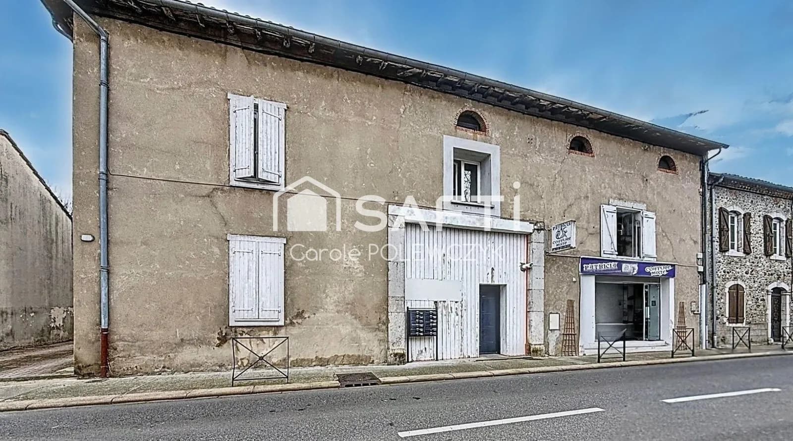 IMMEUBLE DE CARACTERE AVEC RENDEMENT LOCATIF STABLE ET COMMERCE ETABLI - Photo 1