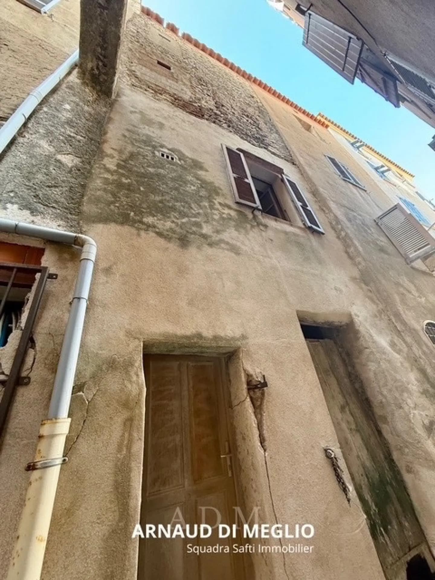 Immeuble en ruine dans la citadelle de Bonifacio - Photo 1