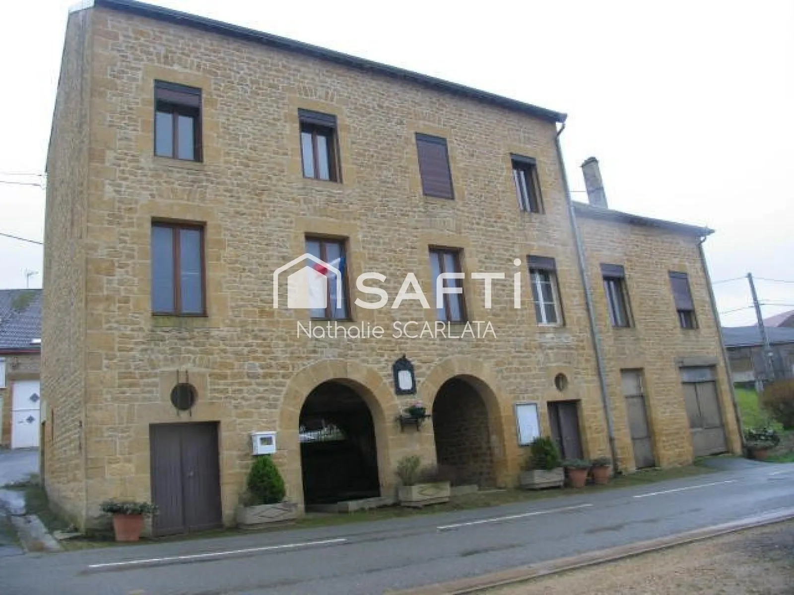 ENSEMBLE IMMOBILIER en PIERRE à rénover de 172 m² habitables avec 2 entrées - Photo 1