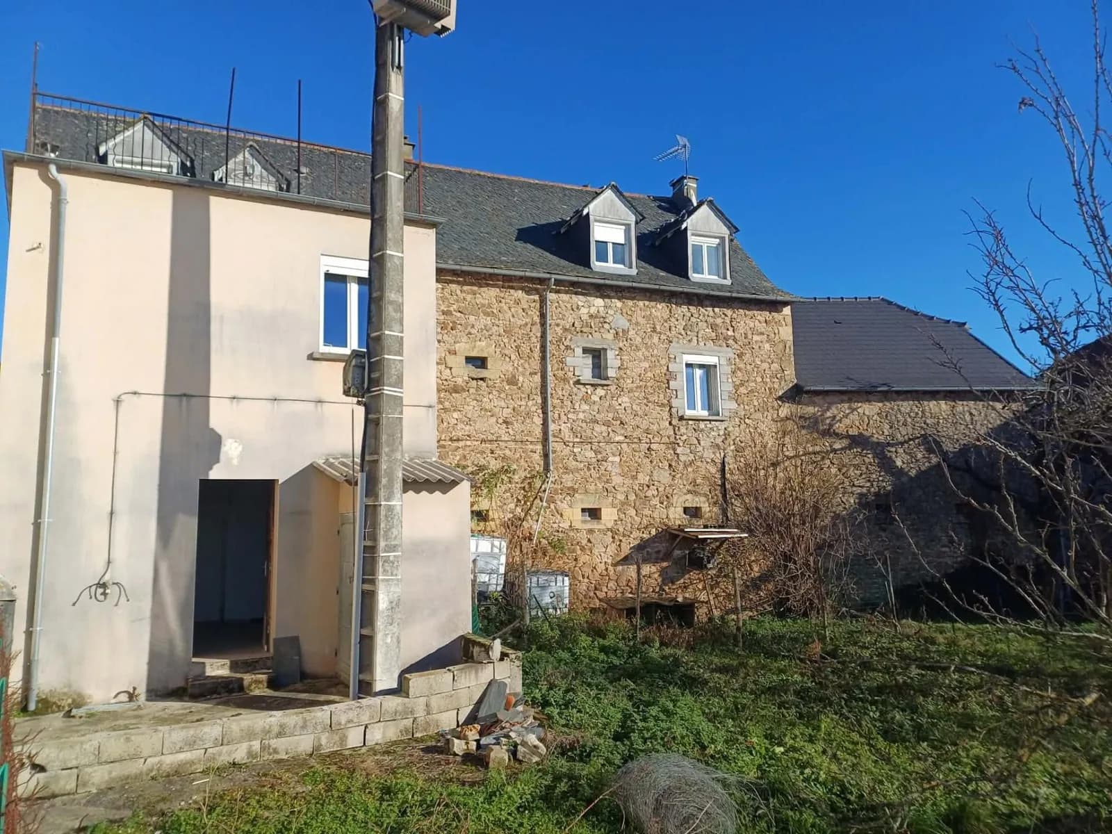 Situé en plein centre de Lanuéjouls , cet immeuble offre un emplacement idéal dans une commune dynamique à 20mn de Villefranche de Rouergue, 35mn de Figeac et Rodez. - Photo 1