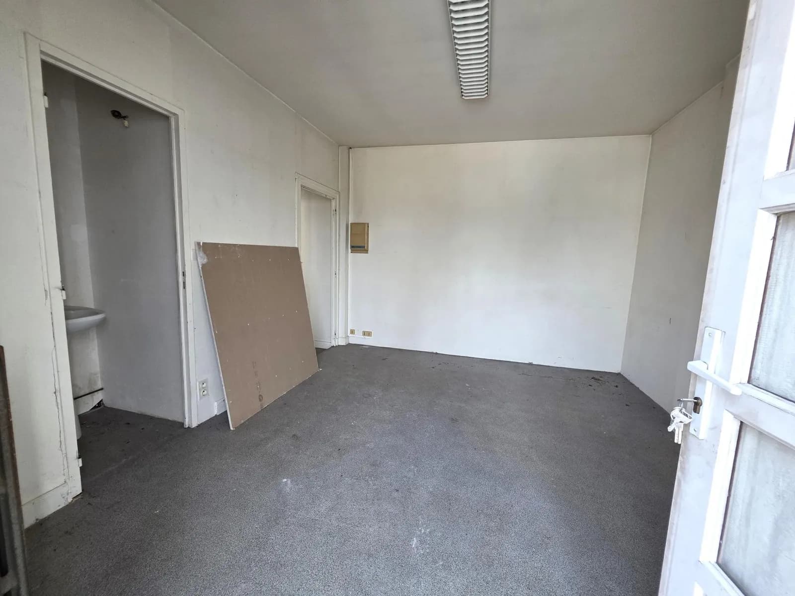 Ensemble immobilier avec garage et son étage, cellier et appartement à rénover - Photo 1