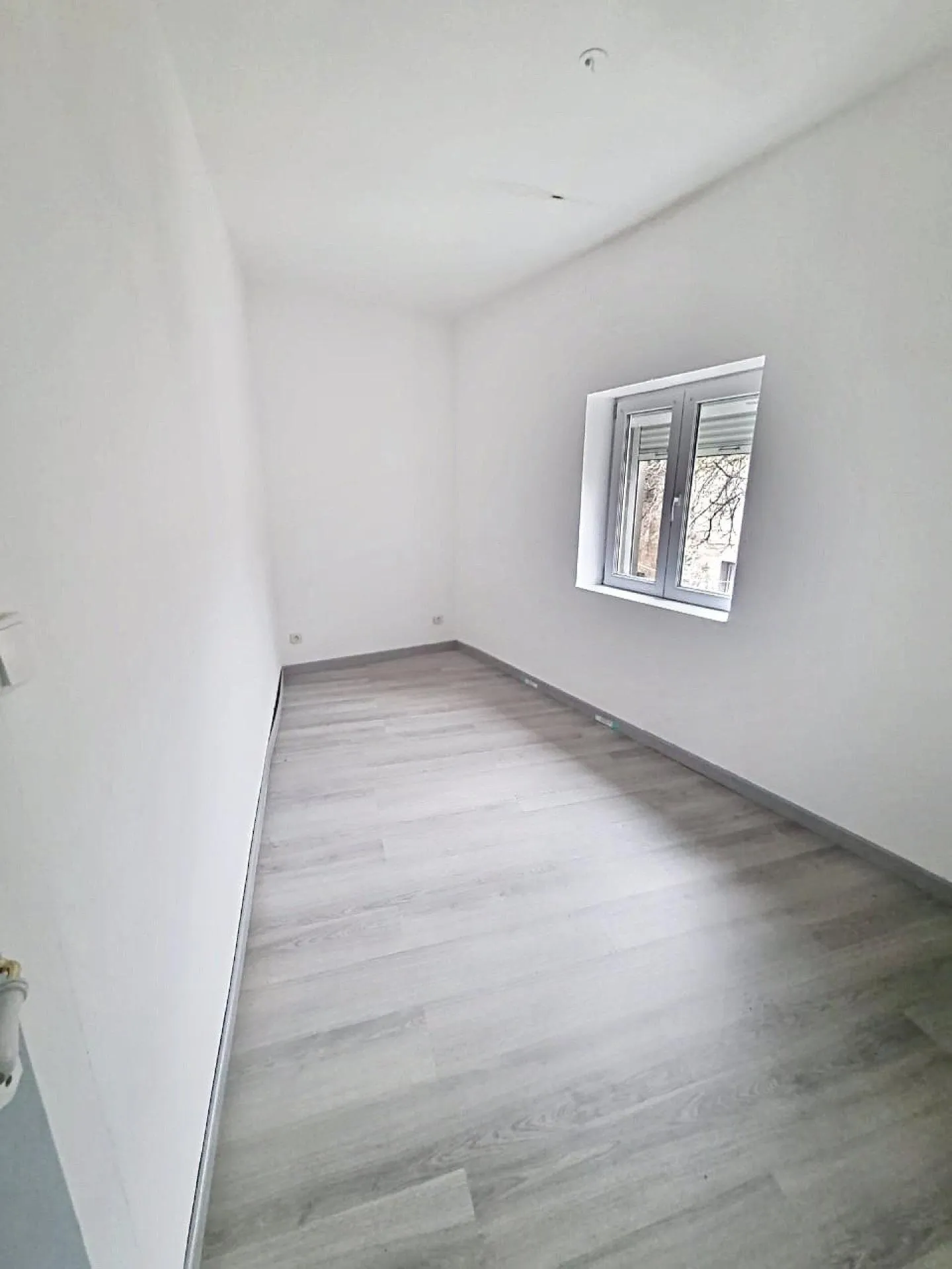 Situé à Revin, cet immeuble en pierre locale avec toiture en ardoise - Photo 1