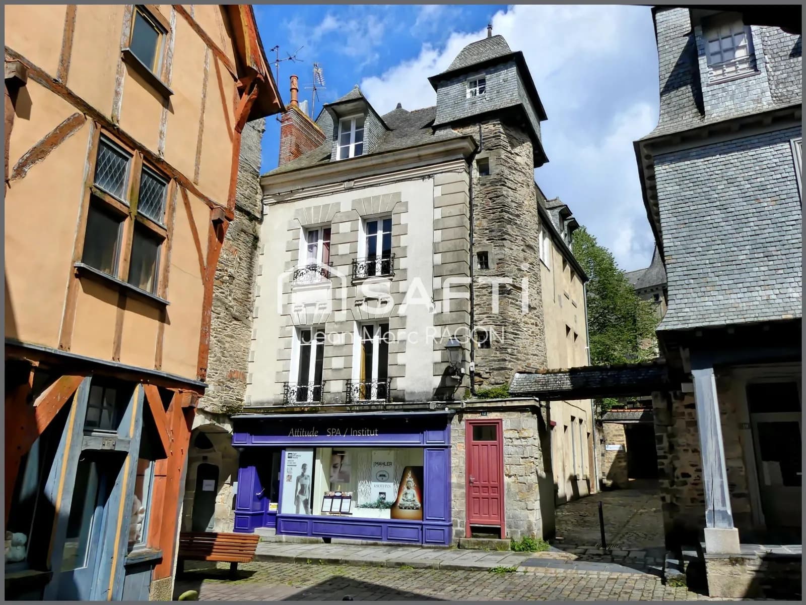 Immeuble de rapport au coeur de Vitré. - Photo 1