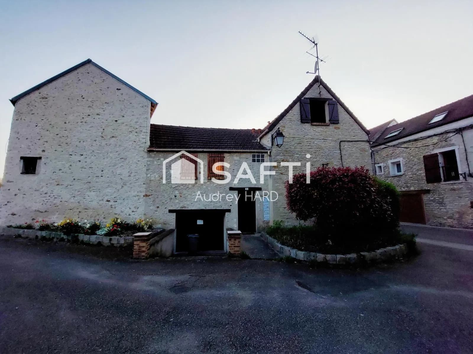 IMMEUBLE DE RAPPORT - EMPLACEMENT CENTRAL - Photo 1