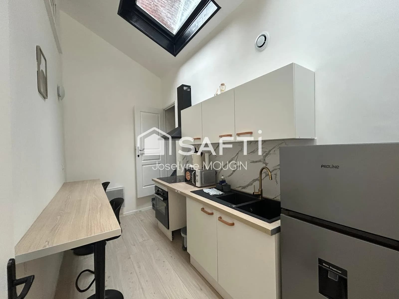 En plein centre de Roye, immeuble de rapport entièrement rénové avec une partie comerciale et 2 appartement T2. - Photo 1