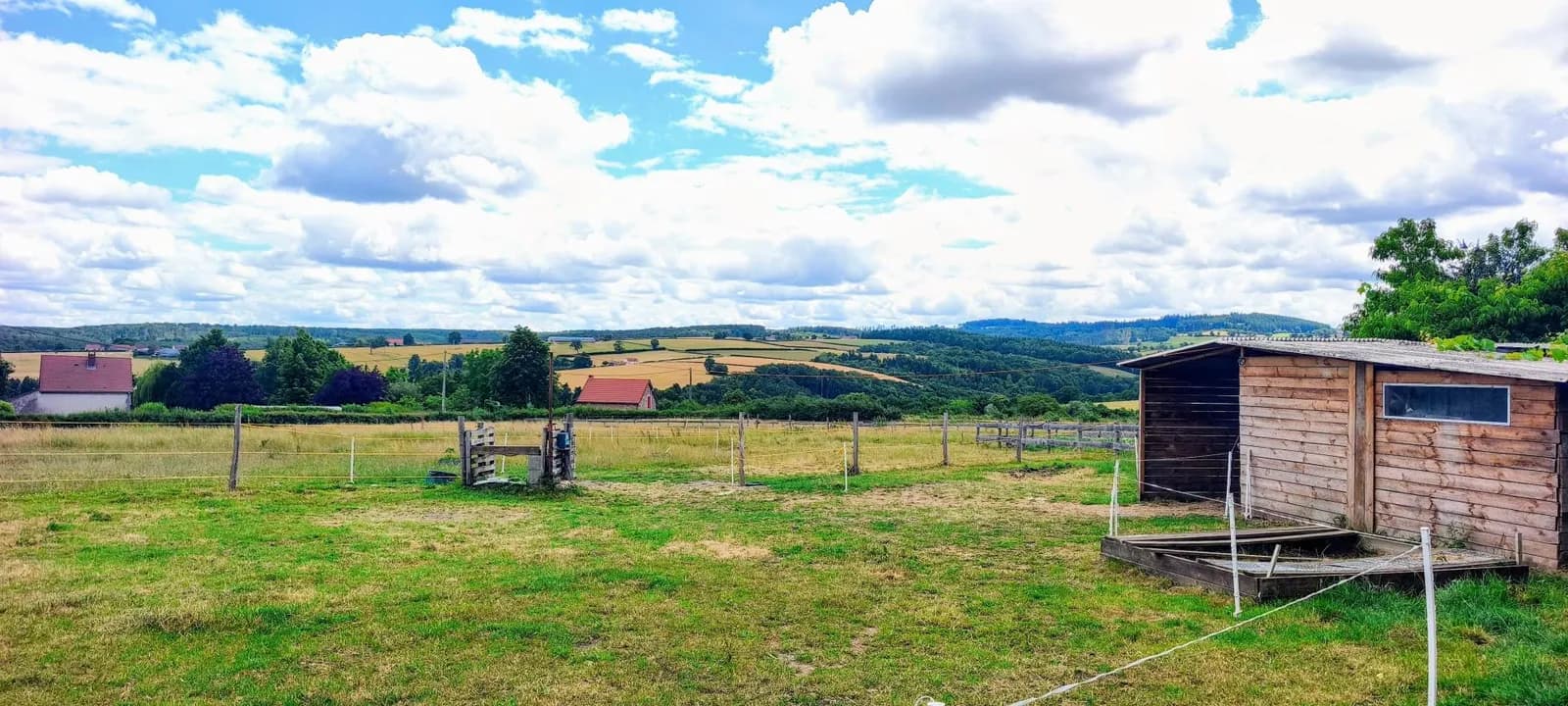 Ensemble immobilier de caractère avec gîte, point d'eau (mare), puits et terrain d'1 hectare - Photo 1