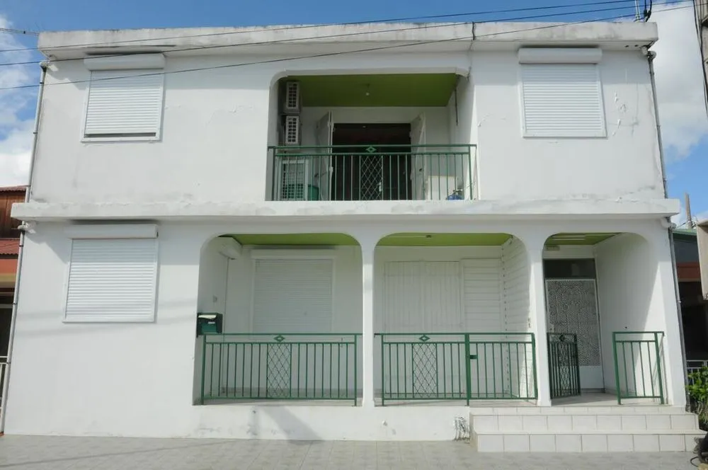 d'un immeuble à Port-Louis en Guadeloupe - Photo 1